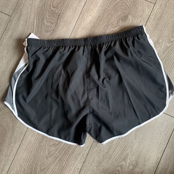 Nike woman’s running shorts with underwear - Picture 2 of 4